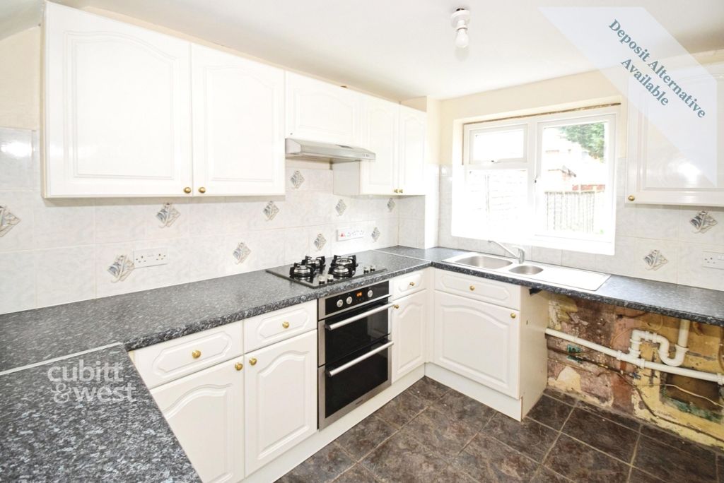 Property photo 3 of 11 Kitchen