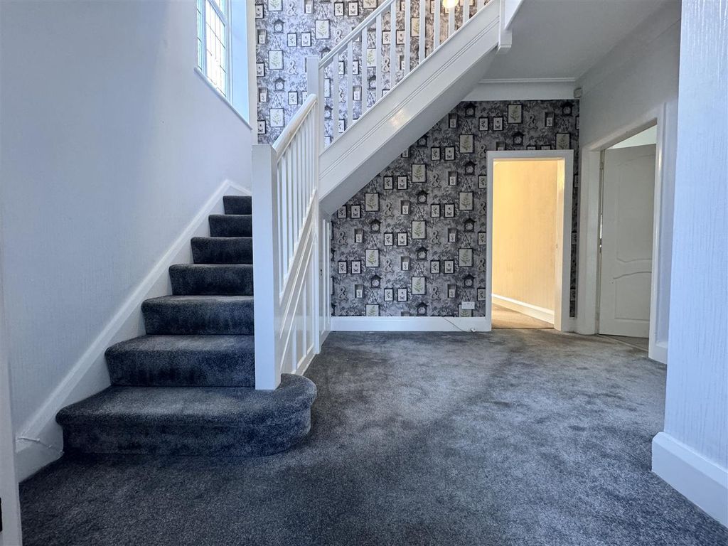 Property photo 2 of 26 Entrance Hall