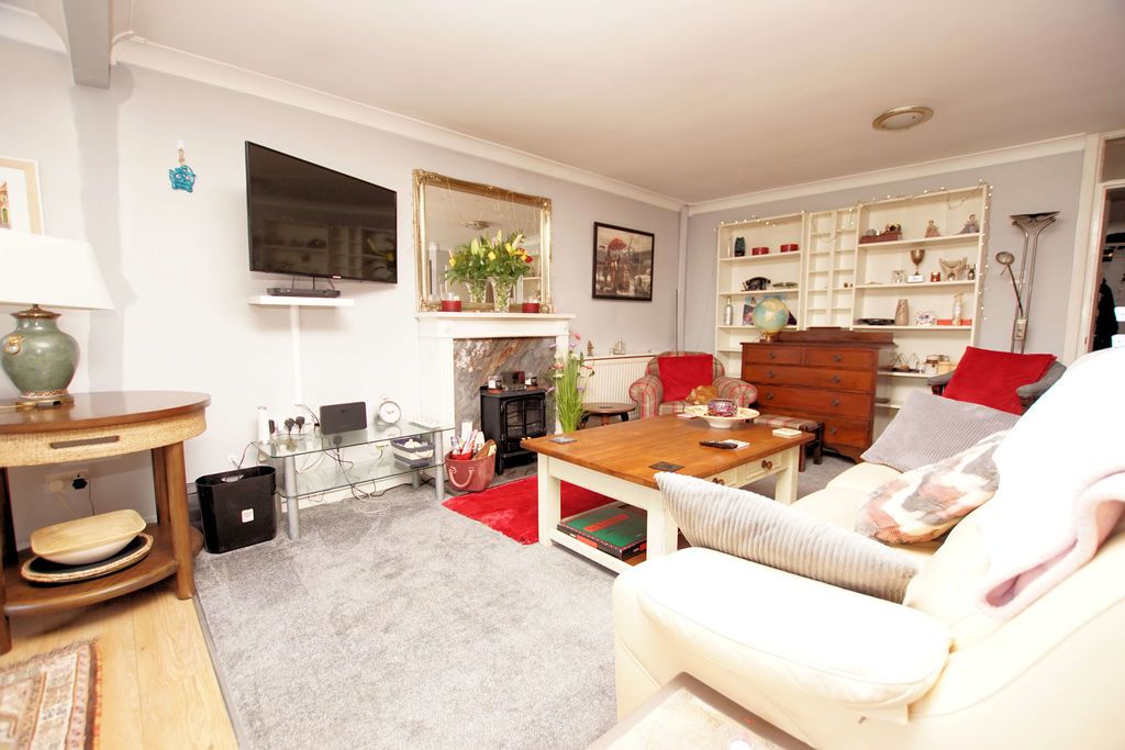 Property photo 2 of 10 Lounge