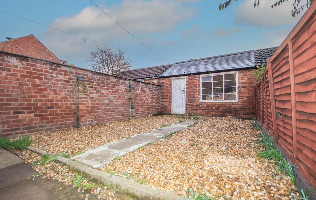 Property photo 2 of 9 Garden