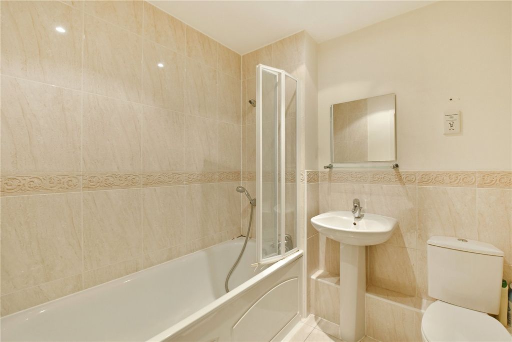 Property photo 3 of 10 Bathroom