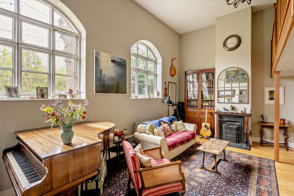 Property photo 2 of 43 8642411-Interior02-800