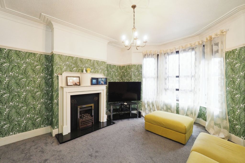 Property photo 2 of 17 Lounge