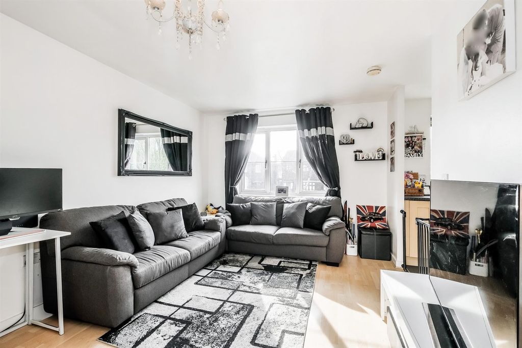 Property photo 3 of 15 18 Hawthorn Ct-7_Web.Jpg