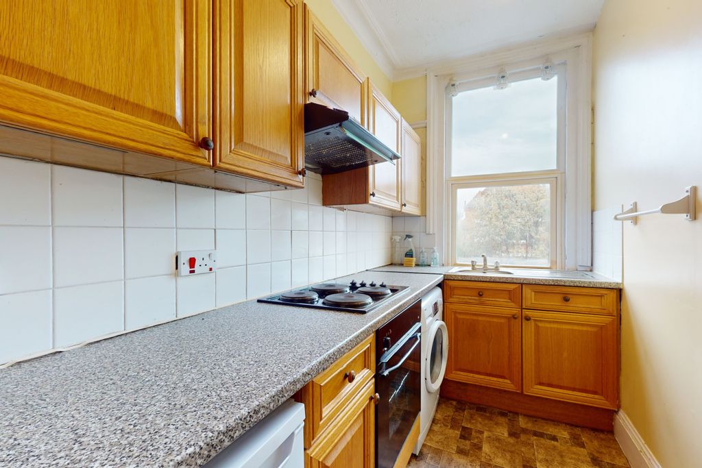 Property photo 3 of 6 Flat 2, 84 Lewin Road, Streatham, London, Sw16 6Ju