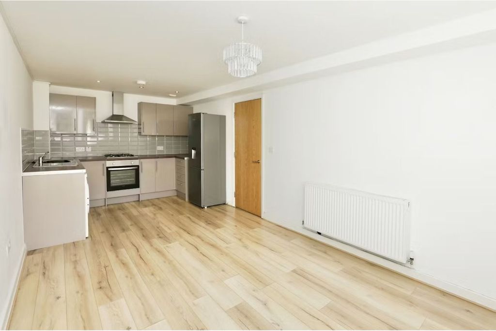 Property photo 3 of 13 Lounge / Kitchen