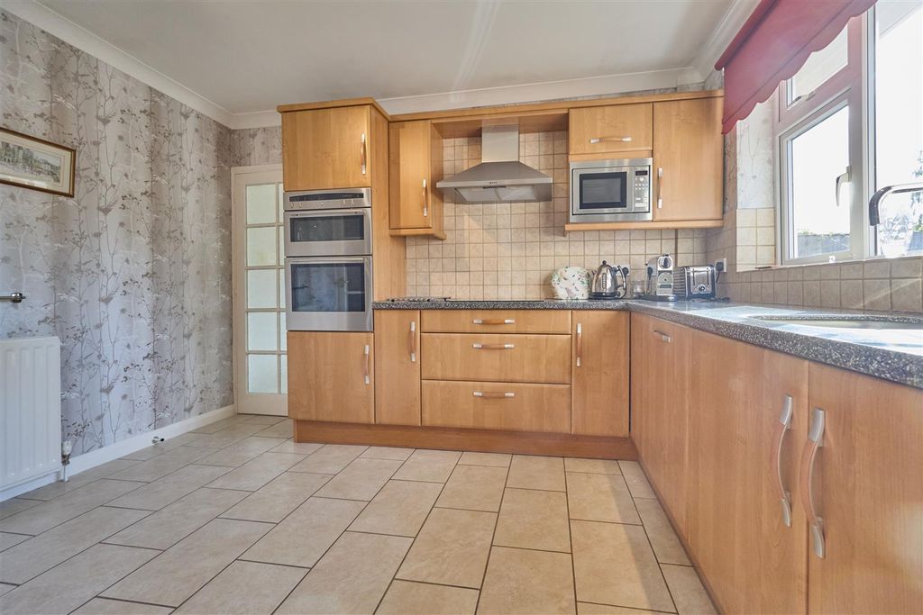 Property photo 2 of 27