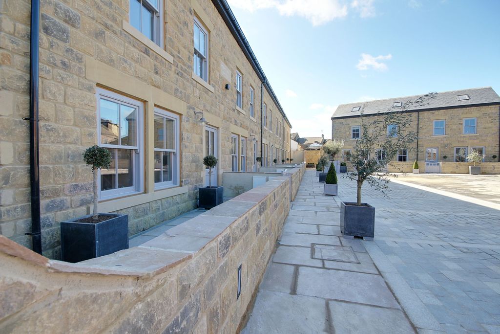 Property photo 2 of 7 Ewemove Harrogate House Front