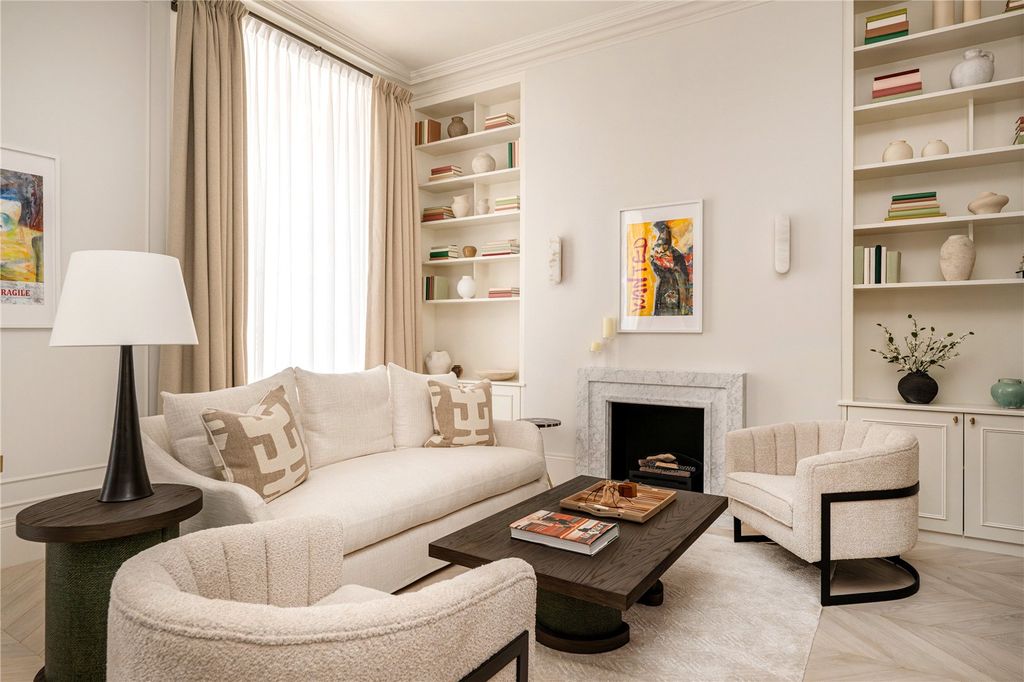 Property photo 1 of 13 Sitting Area