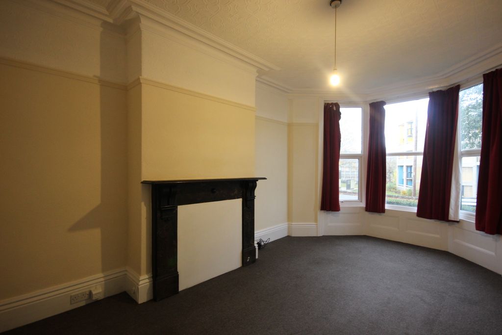 Property photo 3 of 15 Living Room