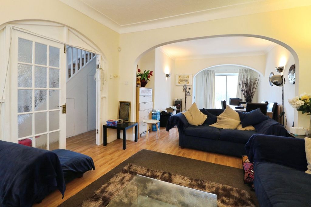 Property photo 3 of 19 Lounge/Dining