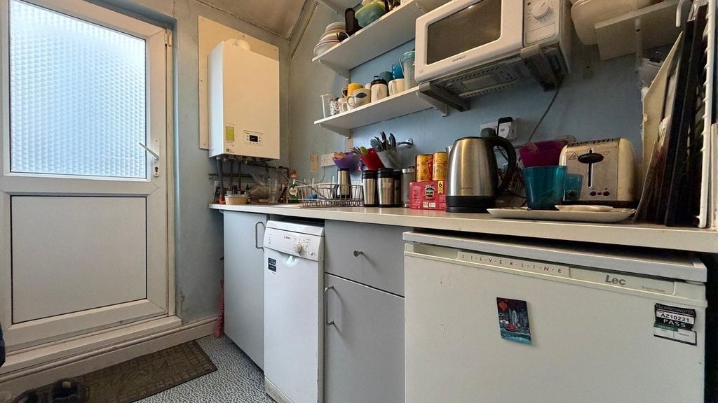 Property photo 1 of 8 Bright, Well-Equipped Kitchen With Practical Workt...