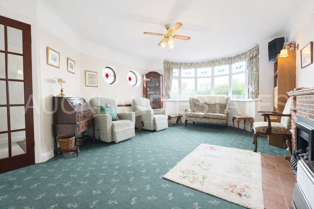 Property photo 3 of 24 Image00023