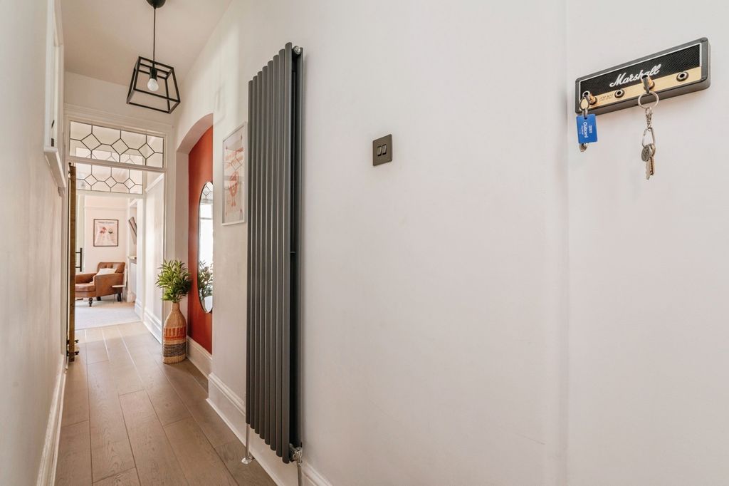 Property photo 2 of 17 Entrance Hall