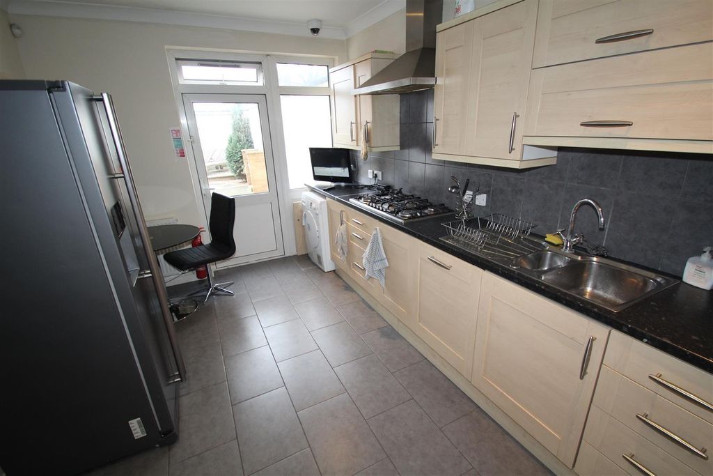 Property photo 3 of 10 Communal Kitchens