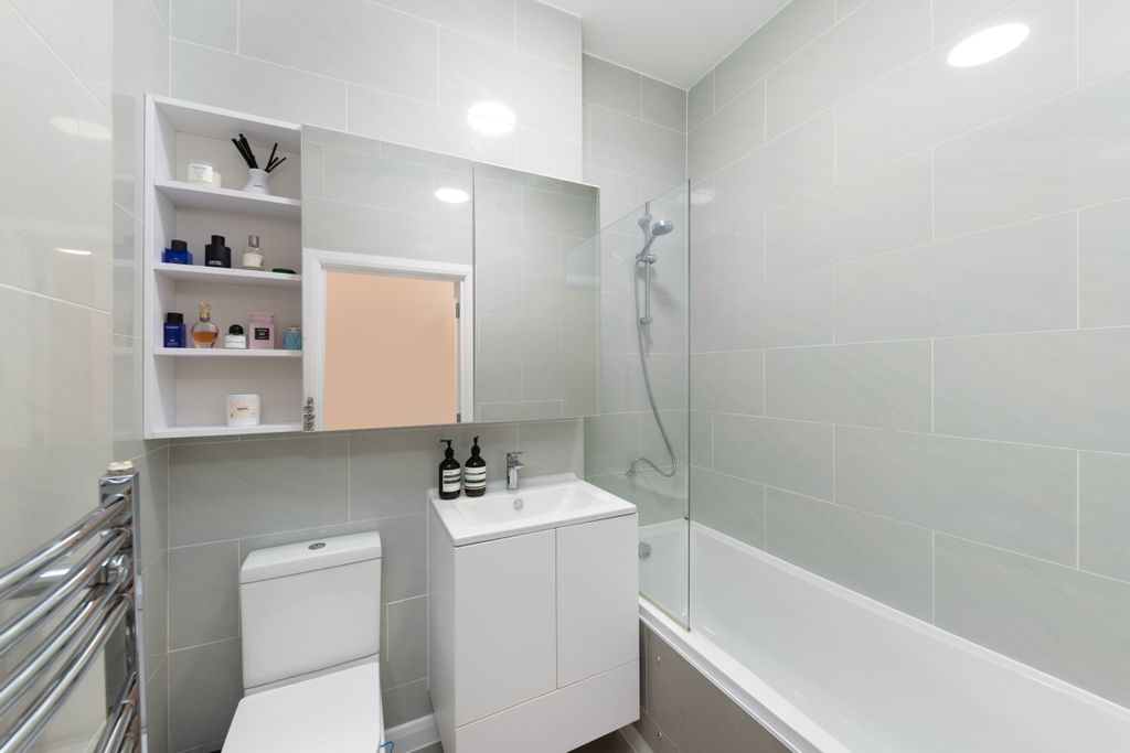 Property photo 3 of 13 George Row 66 F3-...