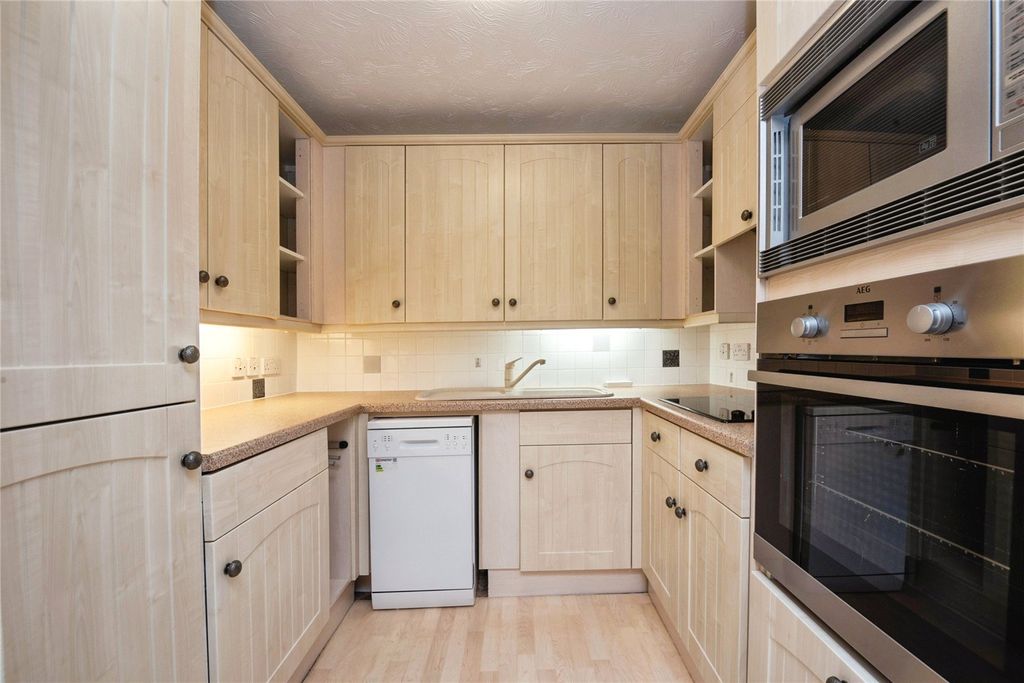 Property photo 3 of 11 Kitchen