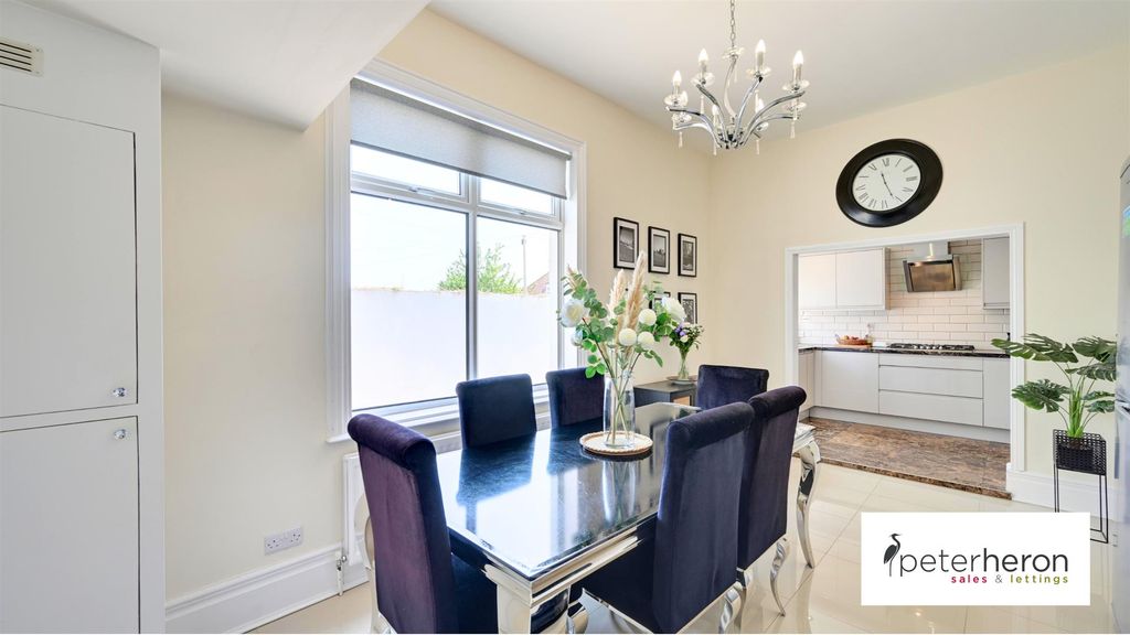 Property photo 2 of 27 Dining Room