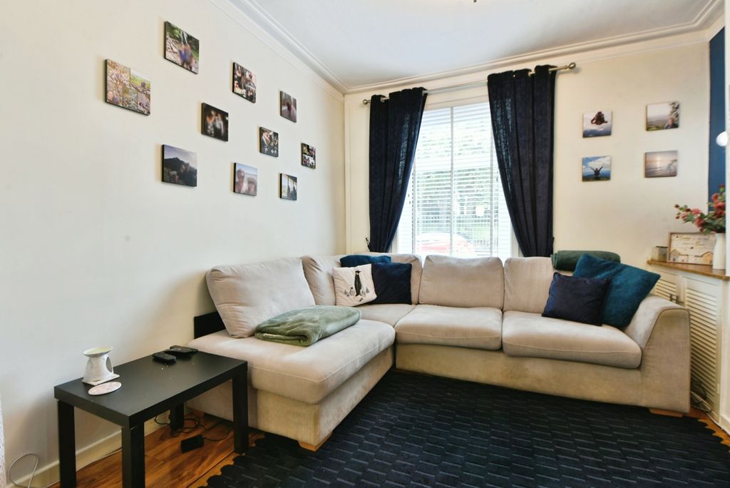 Property photo 2 of 17 Lounge