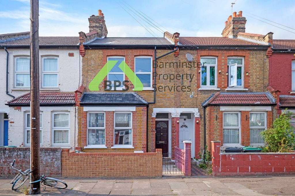 Property photo 1 of 14 3 Bedroom Mid-Terrace House