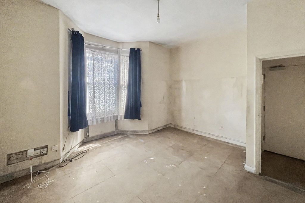 Property photo 3 of 16 Flat A, 68 Rattray Road, Brixton, London Sw2 1Be