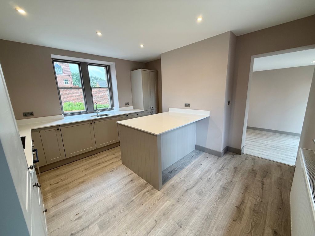 Property photo 3 of 16 Kitchen