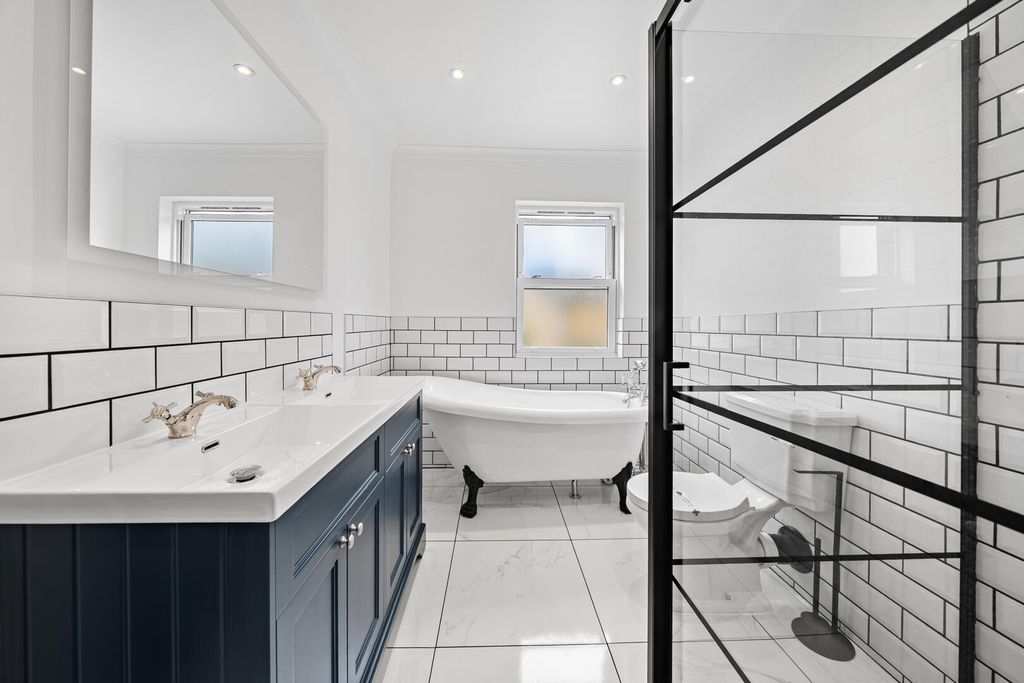Property photo 2 of 17 Bathroom