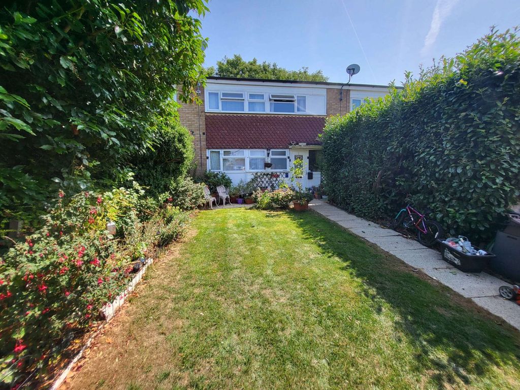 Property photo 1 of 25 Large 3 Bedroom Terraced For Sale With Large Summer House