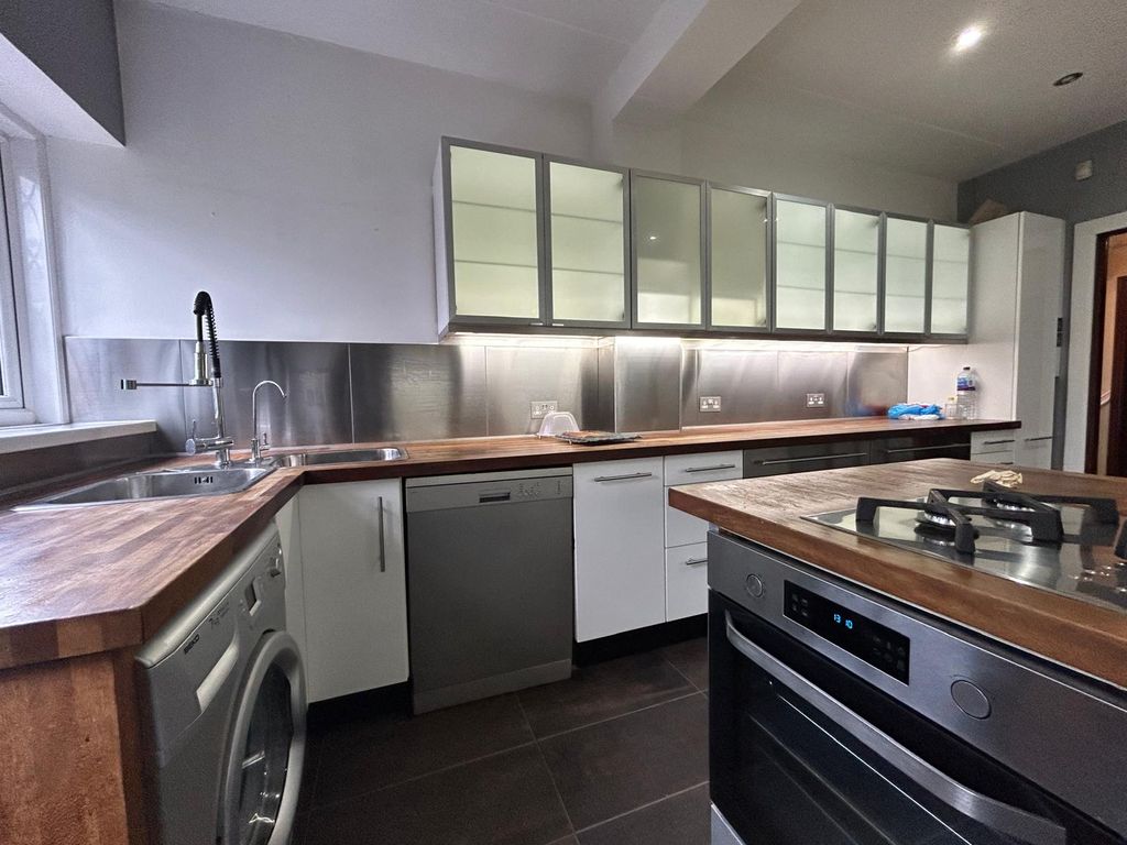 Property photo 1 of 19 5 Bed Semi-Detached House To Rent Harlington Road, Ub8