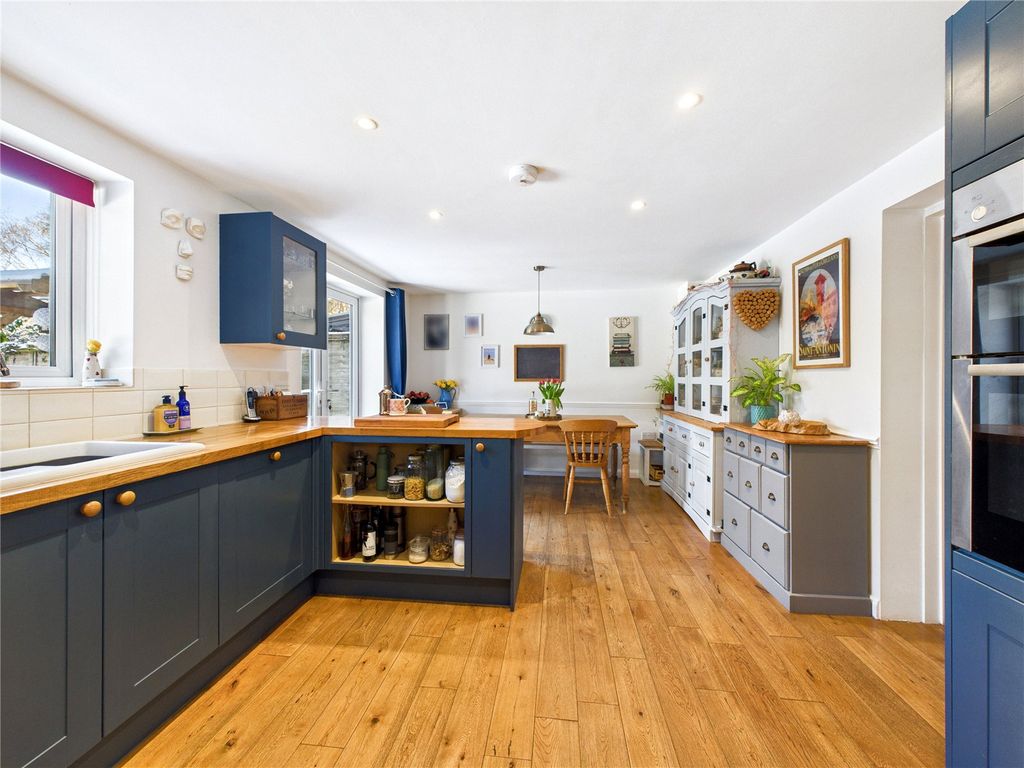 Property photo 3 of 16 Picture No. 11