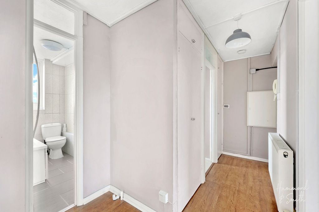 2 bed flat for saleThe Plain, Epping CM16 photo 5
