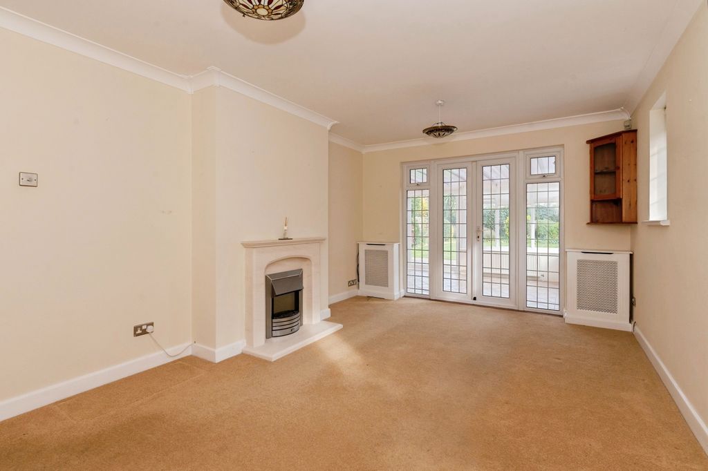 Property photo 3 of 17 .