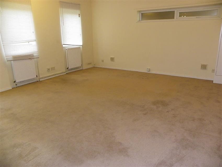 Property photo 3 of 4 Living Room