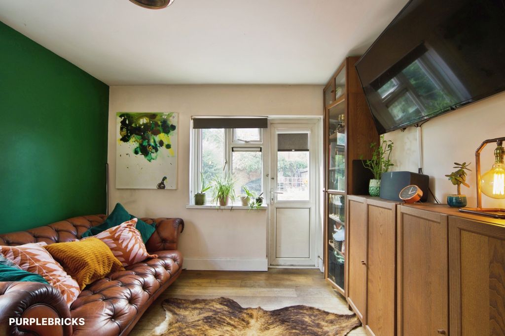 Property photo 3 of 21 Lounge