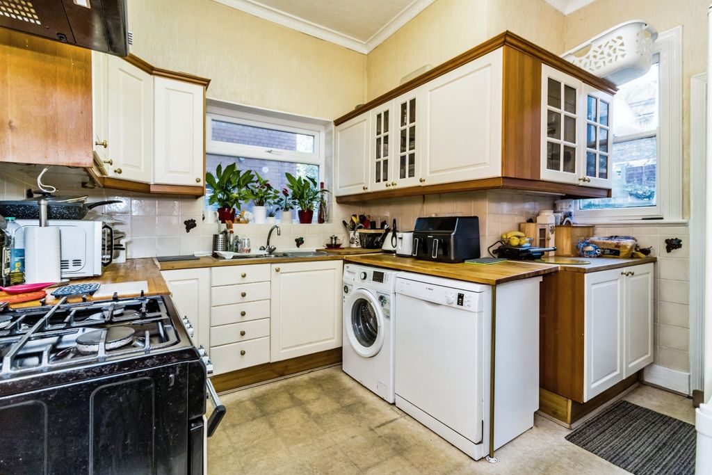 Property photo 3 of 33 Kitchen