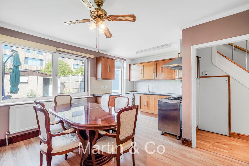 Property photo 2 of 25 1732907138 - 642 Mitcham Road Cr0 - 5