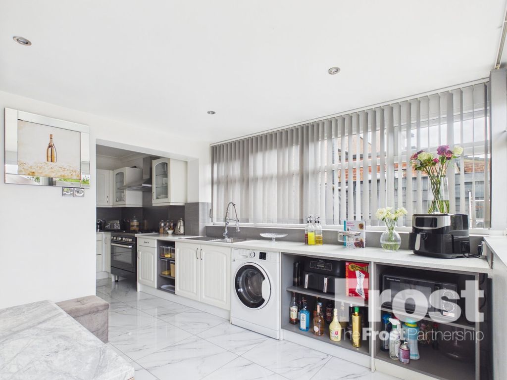 Property photo 1 of 10 Kitchen