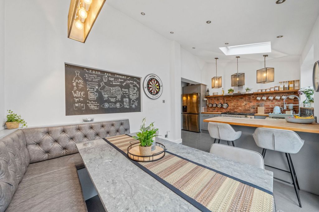 Property photo 3 of 28