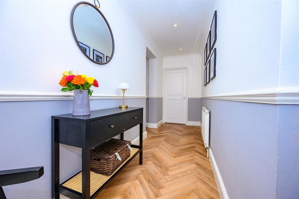 Property photo 2 of 14 Hallway