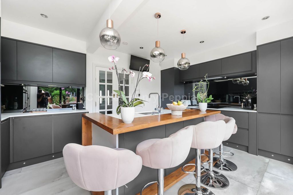 Property photo 3 of 25