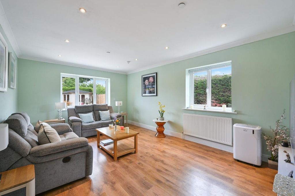 Property photo 2 of 21 Chessington Road