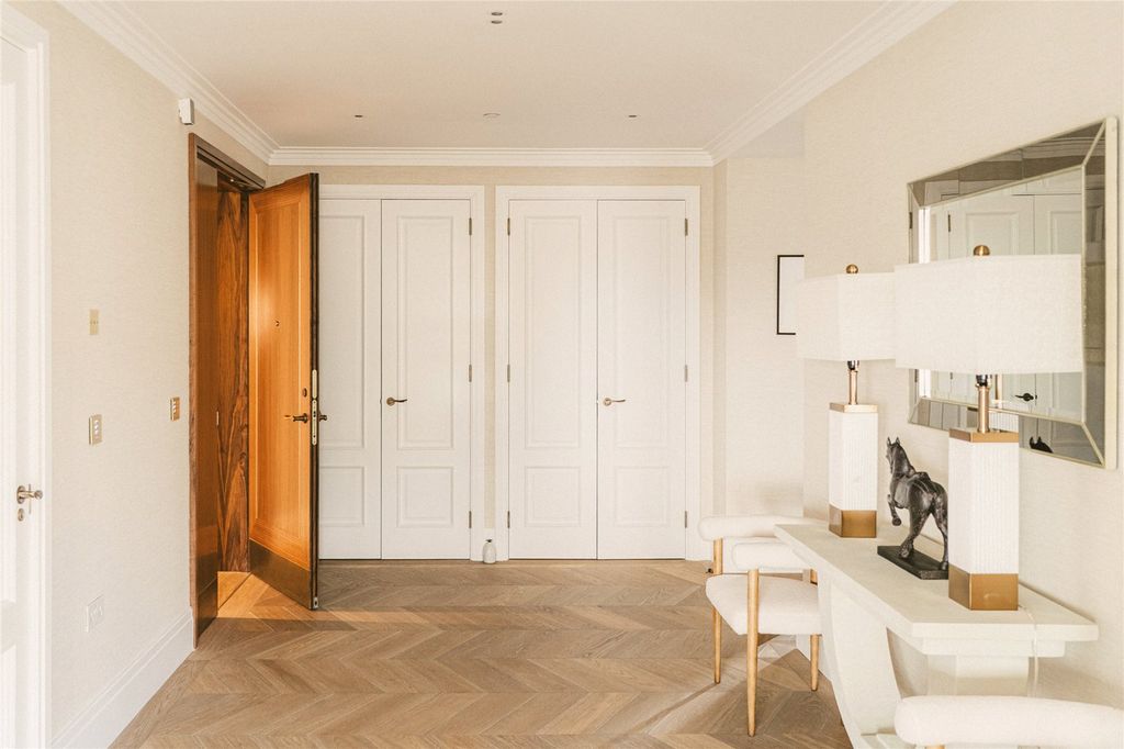 Property photo 2 of 12 Entance Hall