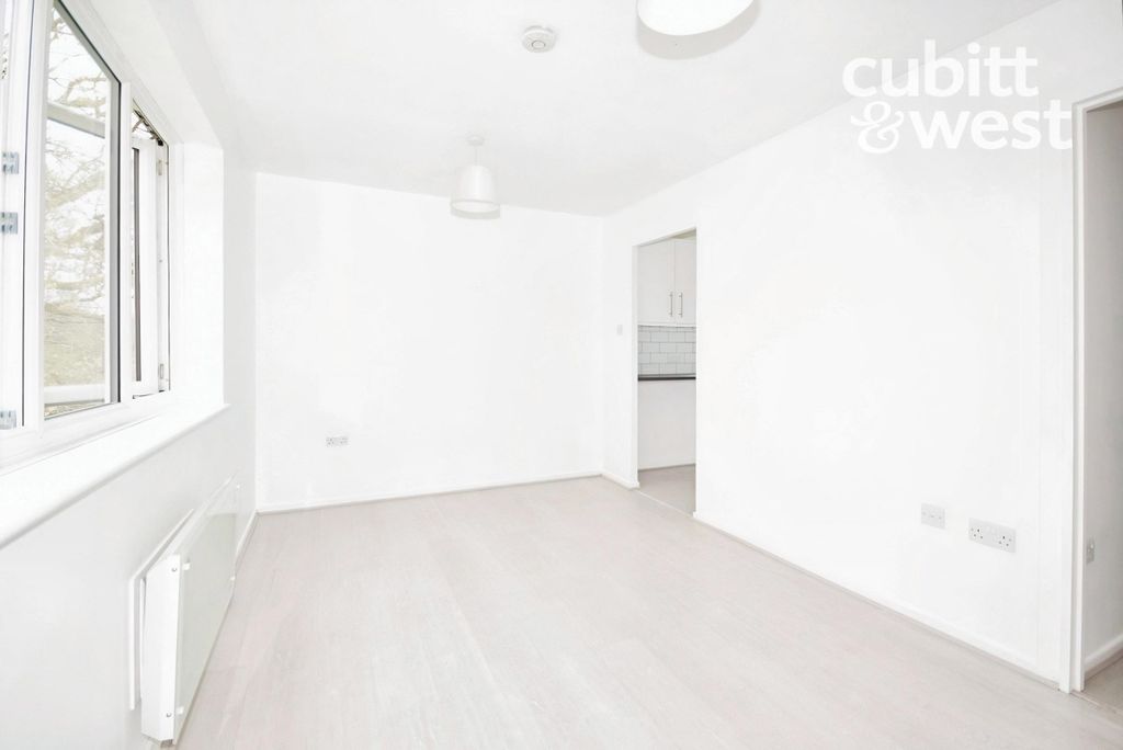 Property photo 3 of 8 Studio