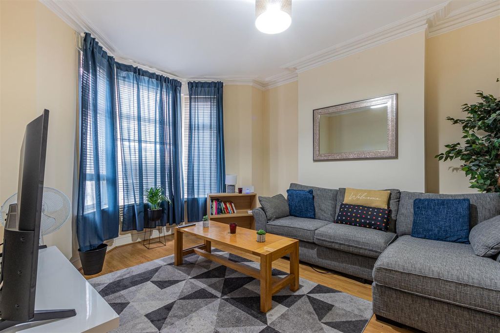 Property photo 2 of 18 Habershon Street 100-7.Jpg