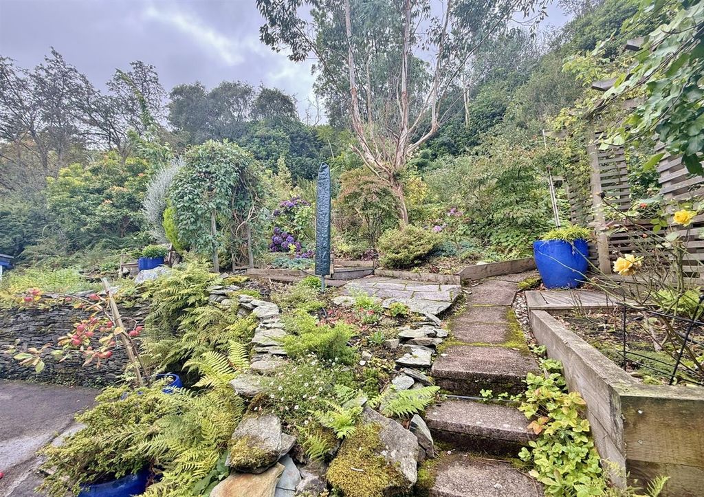 Property photo 3 of 69 Rear Gardens