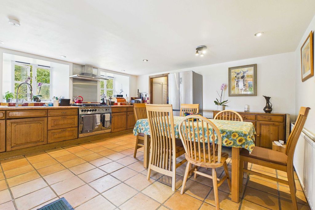 Property photo 2 of 25