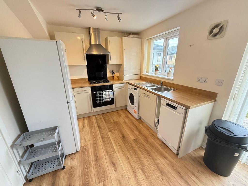 Property photo 3 of 11 Kitchen