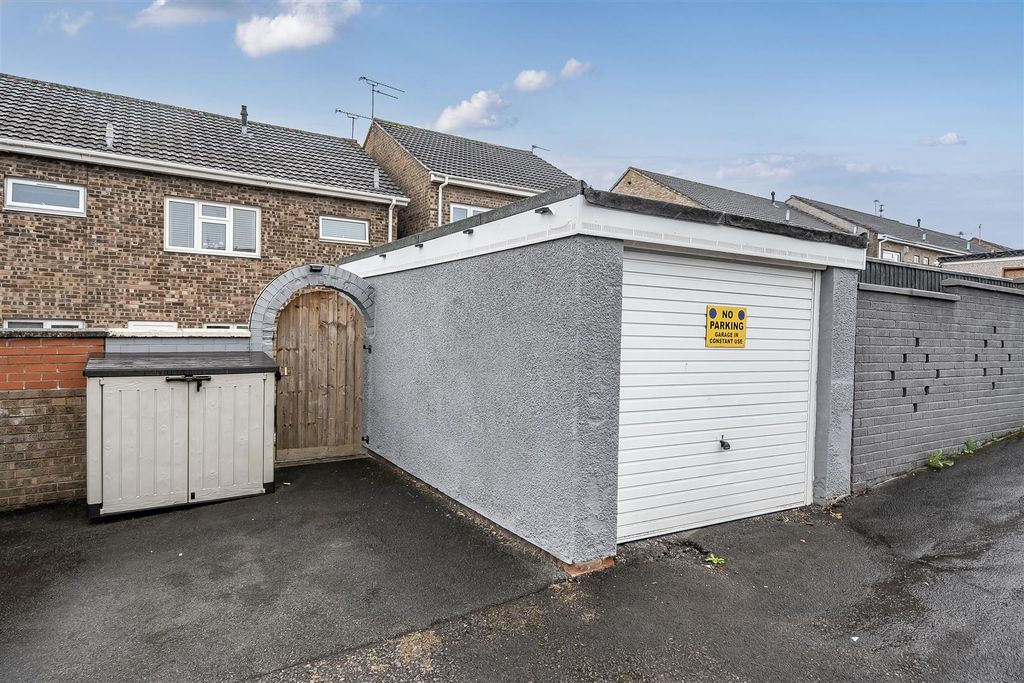 Property photo 3 of 17 Garage