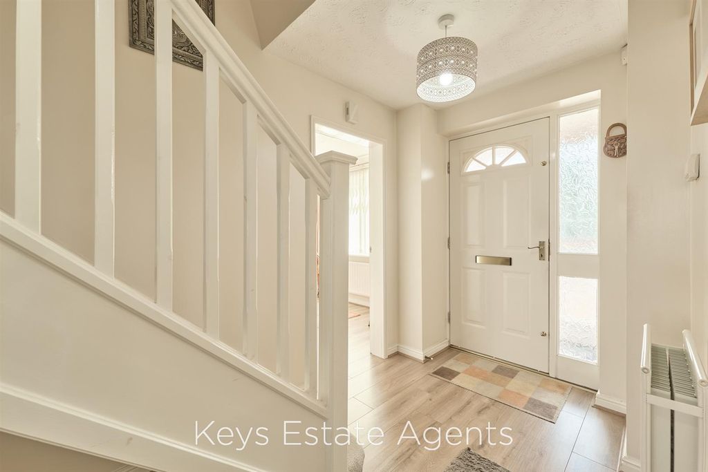 Property photo 2 of 35 Entrance Hall