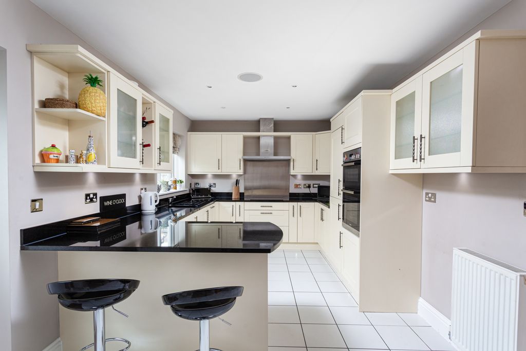 Property photo 3 of 16 Kitchen